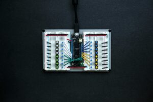 抵抗が異なる場合の接続パターンと電流・電圧の求め方【電気回路の学習ヒント】